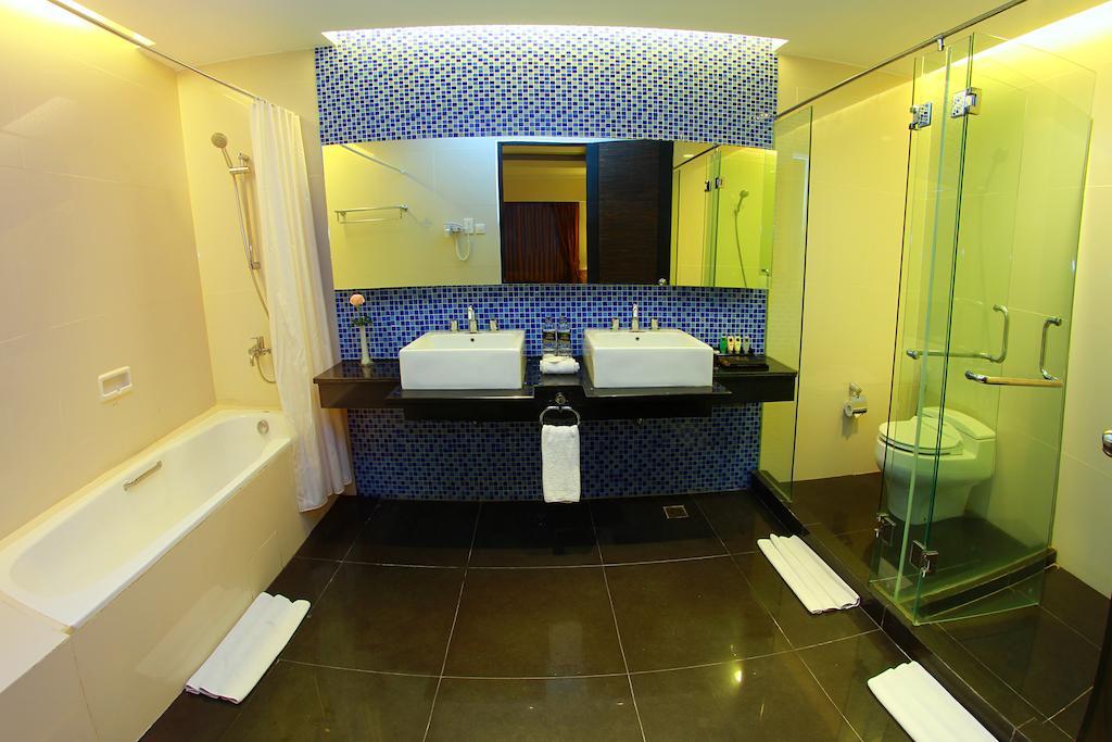 Premier Basko Hotel Padang  Extérieur photo